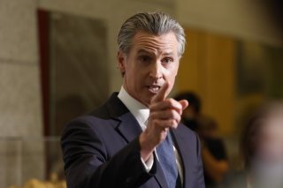 Gavin Newsom réclame 787 millions de dollars à Fox News, le montant faramineux que la chaîne a payé pour s'éviter un procès en diffamation avec le fabricant de machines Dominion Voting Systems, qu'elle a accusé d'avoir contribué à truquer la présidentielle de 2020 (archives). KEYSTONE/EPA/JOHN G. MABANGLO